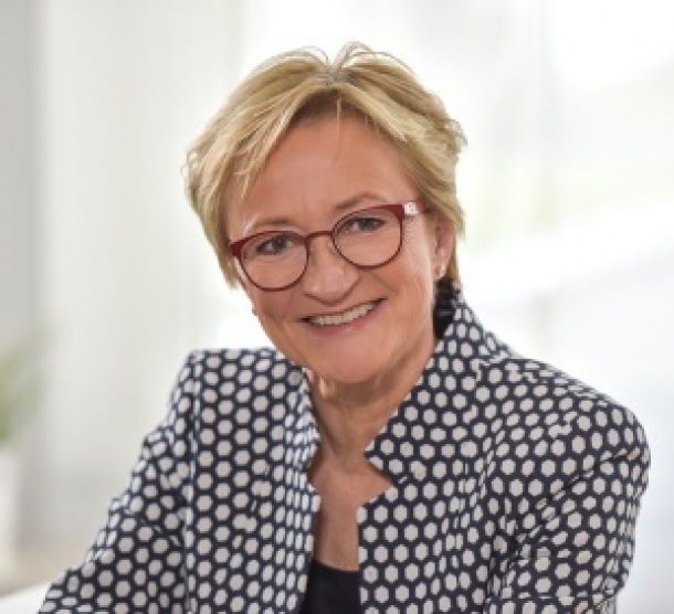 Portraitbild der Bürgerbeauftragten Barbara Schleicher-Rothmund, die in die Kamera lächelt.